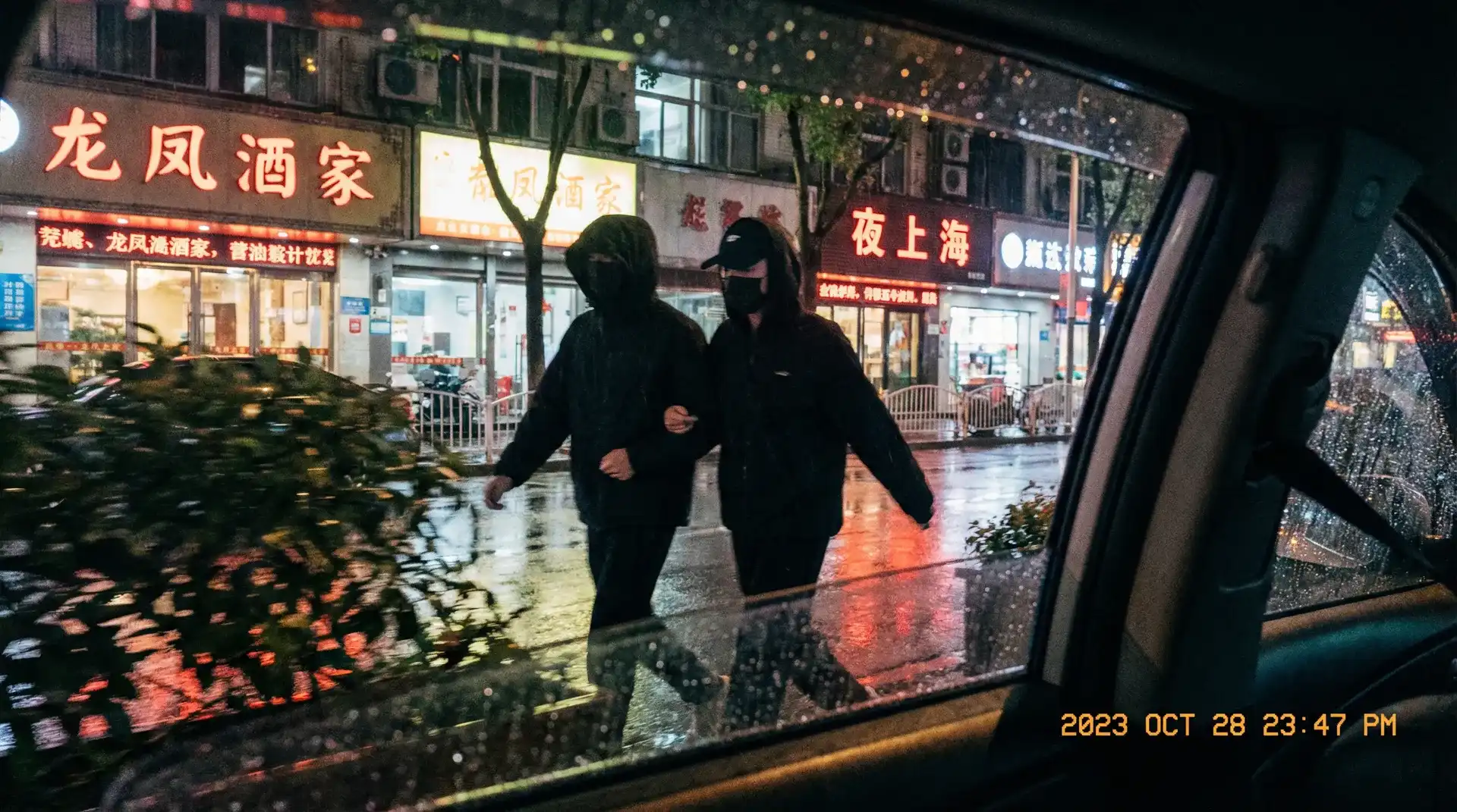 mmtt.app - 顶流明星深夜密会现场抓拍照片